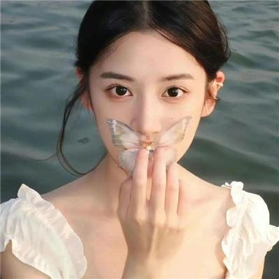 一匹马奔跑，一匹马跳跃